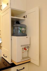 ¿Cuál es el diseño más adecuado para un porta garrafon de agua en una cocina integral?