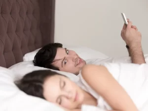 ¿Qué significa soñar que tu pareja te engaña por mensajes?
